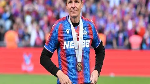 “极地”号破冰船勇闯辽东湾海冰区，执行科学考察任务